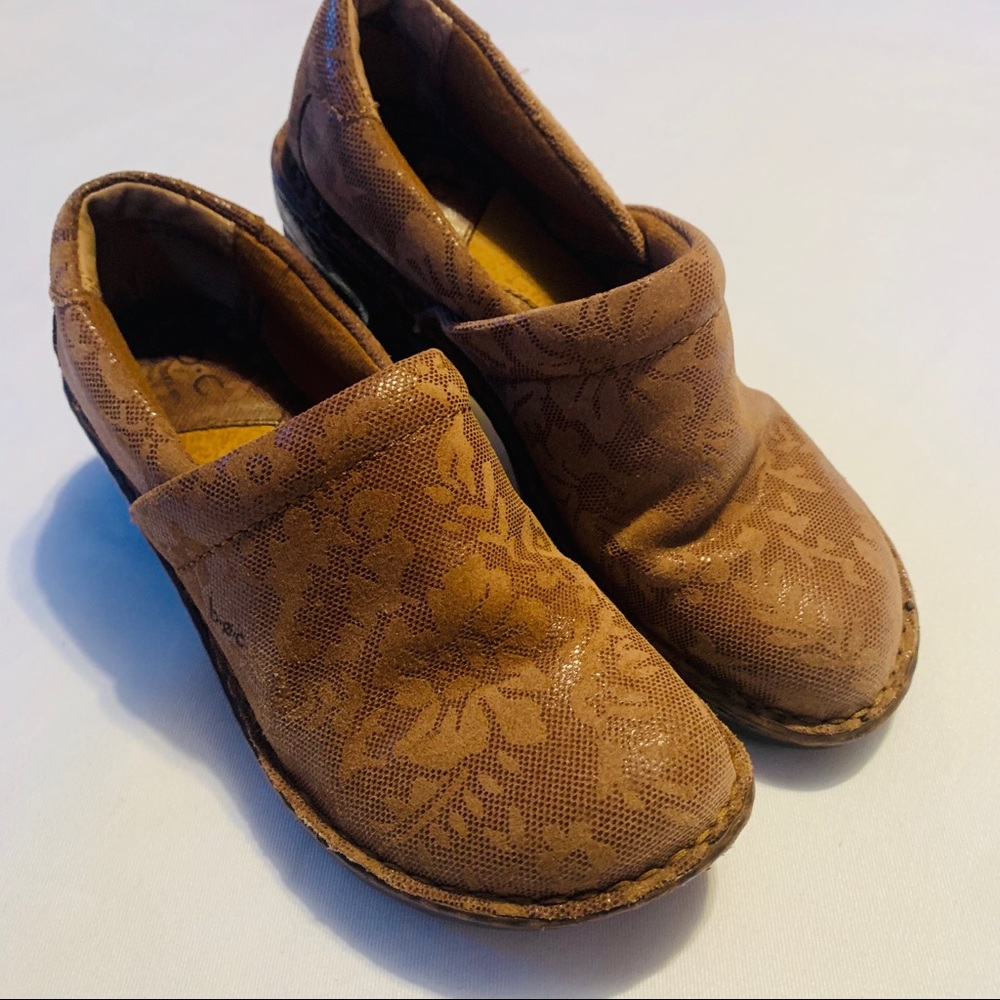 5/$25 b.o.c. Tan/Brown Floral Loafers